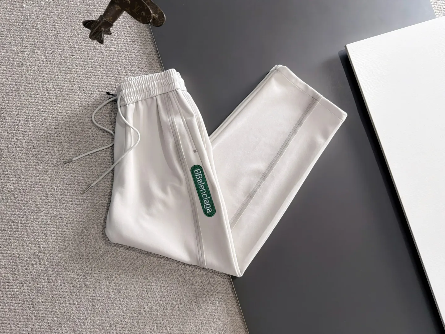 Next day shipment P195 Balenciaga High Quality 2026 Autumn and Winter New Arrival elastic band casual pants, counter-customized fabrics, Breathable, high comfort, impeccable details, brand element design concept, reflecting high quality. It feels delicate and soft! It presents a casual cut and the upper body shape is great! Sizes:S-3XL